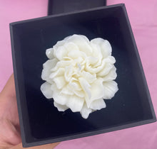 Load image into Gallery viewer, Luxury Carnation Candle