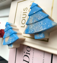 Load image into Gallery viewer, Cosy Cashmere & Winter Musk Christmas Tree