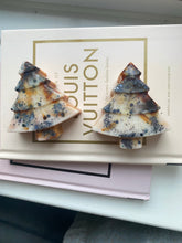 Load image into Gallery viewer, Sandalwood & Musk Christmas Tree