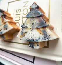 Load image into Gallery viewer, Sandalwood & Musk Christmas Tree